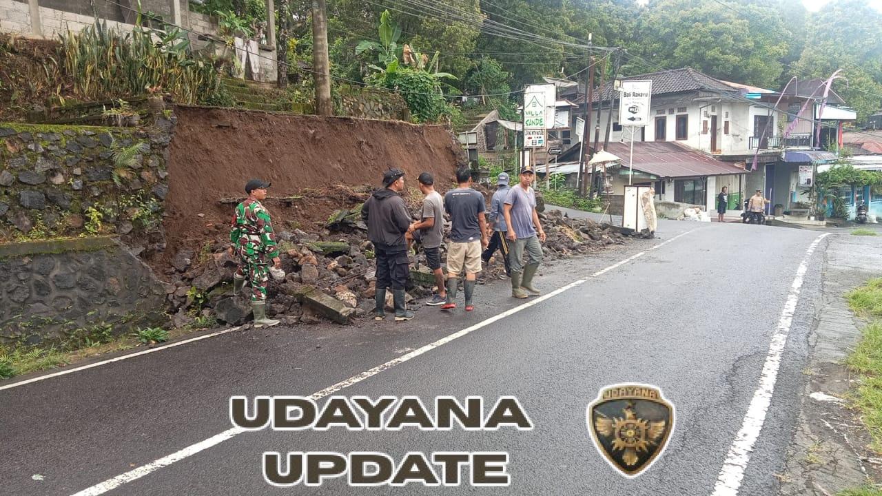 Babinsa Kayuputih Pimpin Gotong Royong Bersihkan Material Longsor di Dusun Tabog
