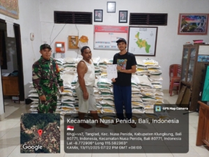 Babinsa Koramil Nusa Penida Kawal Ketat Droping Bantuan Pangan Beras Ke Desa Binaan