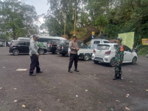 Babinsa Desa Sebudi Koramil 1623-07/Selat Amankan Pelaksanaan Upacara Keagamaan