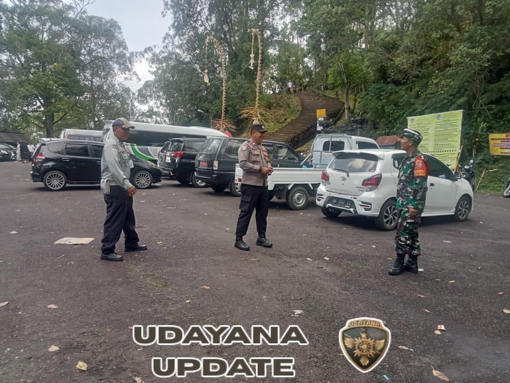 Babinsa Desa Sebudi Koramil 1623-07/Selat Amankan Pelaksanaan Upacara Keagamaan