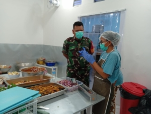 Wujud Kepedulian TNI terhadap Gizi Anak Sekolah, Babinsa Sukawati Tinjau Dapur MBG Celuk