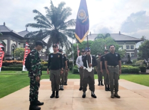Babinsa Sempidi Latih Pasukan Pembawa Pataka Badung Tunjukkan Semangat Dedikasi Tinggi