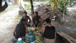 Babinsa dan Bhabinkamtibmas Tingkatkan Komsos, Perkuat Kamtibmas di Desa Blimbingsari