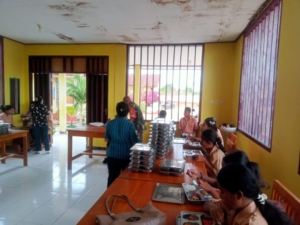 Babinsa Kawal Distribusi 3.040 Paket Makanan Bergizi Gratis di Rote Ndao