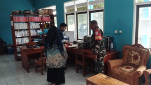 Babinsa Kawal Pembagian 2.905 Paket Makanan Bergizi di Rote Timur