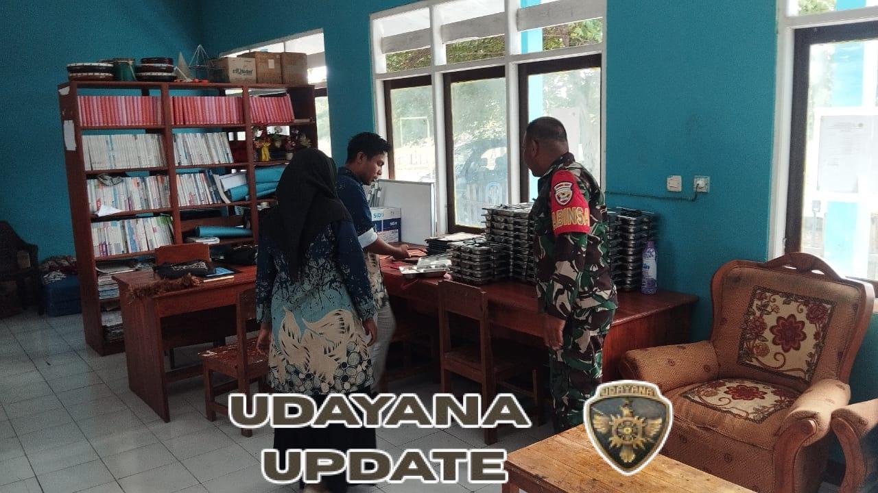 Babinsa Kawal Pembagian 2.905 Paket Makanan Bergizi di Rote Timur