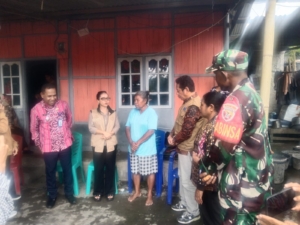 Babinsa Dampingi Penyaluran Bantuan kepada Warga Terdampak Musibah di Lingkungan Pu’unakaBabinsa Dampingi Penyaluran Bantuan kepada Warga Terdampak Musibah di Lingkungan Pu’unaka