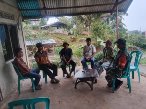 Babinsa Koramil 1602-04/Maurole Laksanakan Komsos dan Pamwil di Dusun 1 Unggu