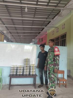 Babinsa Pantai Baru Kawal Distribusi 3.093 Paket Makanan Bergizi untuk Pelajar Se-Kecamatan