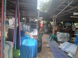 Babinsa Batutua Pantau Aktivitas Pasar Rakyat dan Imbau Pedagang Jaga Kebersihan