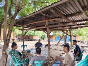 Babinsa Koramil Maurole Gelar Komsos dan Pamwil, Warga Dusun Molowatu Merasa Aman