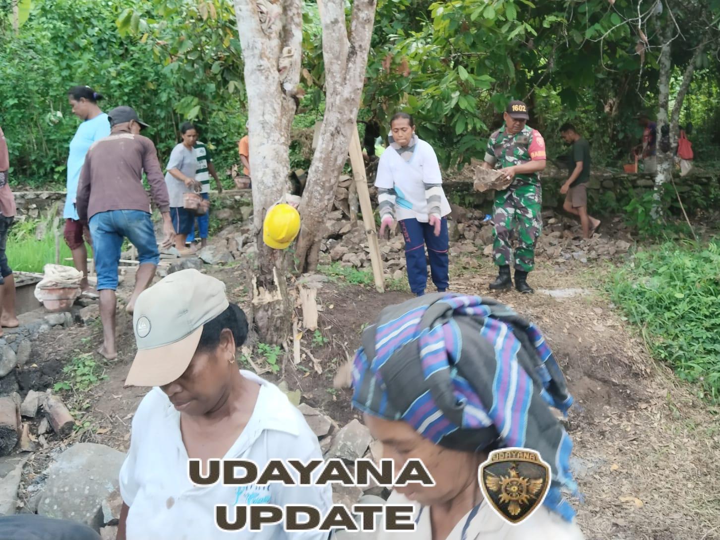 Babinsa Koramil 1602-03/Detusoko Gotong Royong Bersama Warga Desa Dile