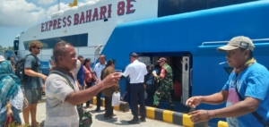 Babinsa Koramil 1627-01/Ba’a Laksanakan Pemantauan Kedatangan Kapal di Pelabuhan Ba’a