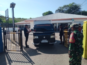 Babinsa Koramil 1627-02/Pantai Baru Amankan Aktivitas KM Kalibdri di Pelabuhan Pantai Baru