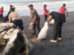 Peduli Terhadap Lingkungan, Personel Koramil Kerambitan Terlibat Dalam Aksi Bersih-Bersih Sampah