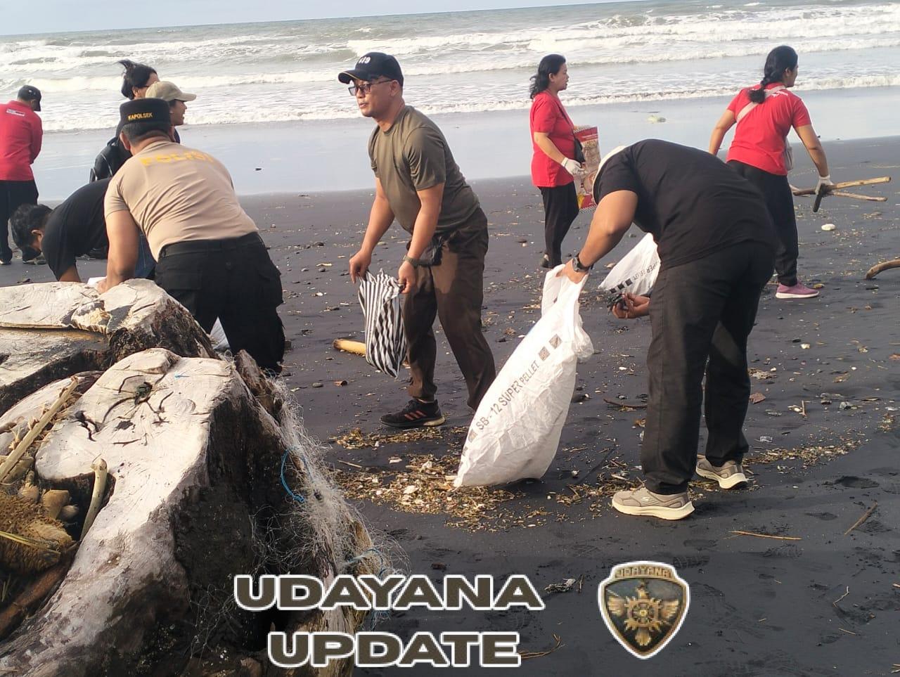 Peduli Terhadap Lingkungan, Personel Koramil Kerambitan Terlibat Dalam Aksi Bersih-Bersih Sampah