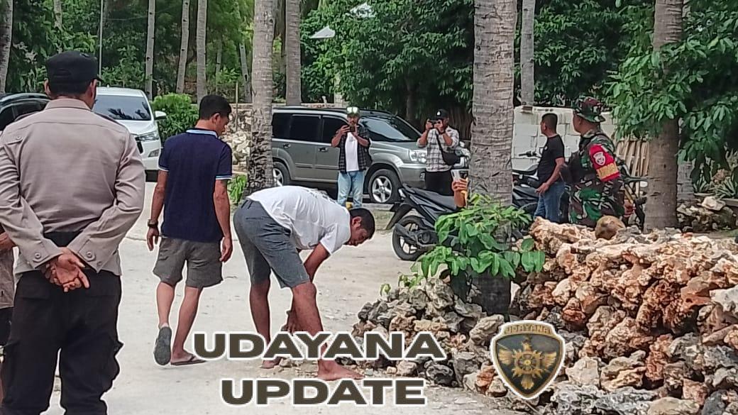 Babinsa Batutua Monitoring Pembongkaran Blokade Jalan di Desa Bo’a, Rote Barat