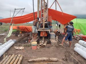 Di Kawal Babinsa Proyek Pengeboran Air Bersih di So Salongga Masuki Tahap Pemasangan Pipa
