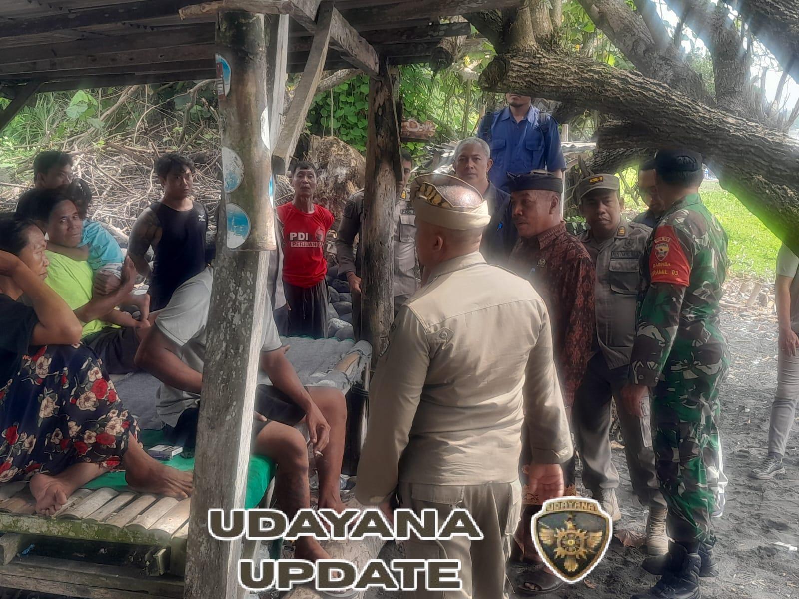 Babinsa Kusamba Bersinergi Gelar Penertiban Penambang Batu Di Pantai Cegah Timbulnya Abrasi