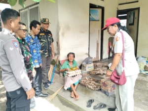 Babinsa Pikat Dampingi Pemdes Serahkan Rali Kasih Kepada Janda Veteran