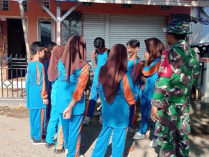 Serda Adi Putra Ingatkan Siswa SMP di Desa Sawe Agar Disiplin Belajar