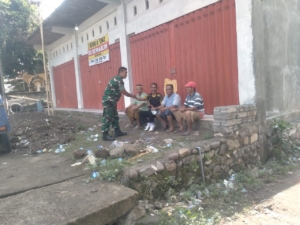 Babinsa Mangge Asi Gelar Komsos, Ajak Warga Dusun Saka Jaga Kamtibmas