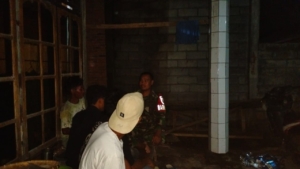 Babinsa Sorisakolo dan Karang Taruna Gelar Ronda Malam, Imbau Warga Waspadai Petir