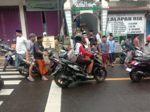 Babinsa Koramil Klungkung Gelar Pengamanan Bersama  Berlangsungnya Ibadah Sholat Jumat Di Masjid Alhikmah  Kampung Lebah