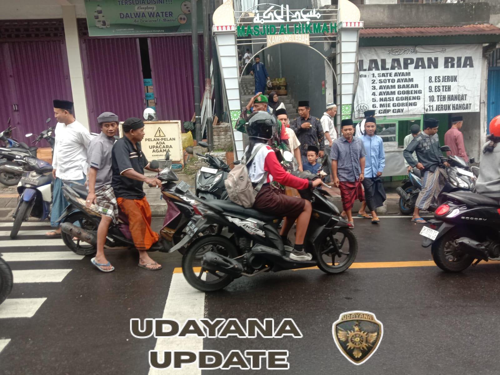 Babinsa Koramil Klungkung Gelar Pengamanan Bersama Berlangsungnya Ibadah Sholat Jumat Di Masjid Alhikmah Kampung Lebah