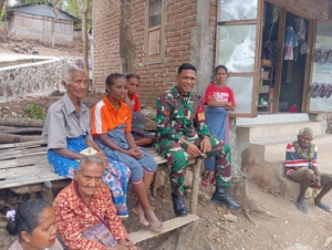 Lewat Komsos, Babinsa Koramil 1618-03/Insut Tingkatkan Kesadaran Lansia Soal Kesehatan dan Kebersihan