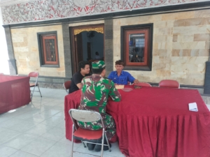 Babinsa Banyuasri Kawal Penebangan Pohon Mahuni Raksasa Demi Keselamatan Pengguna Jalan