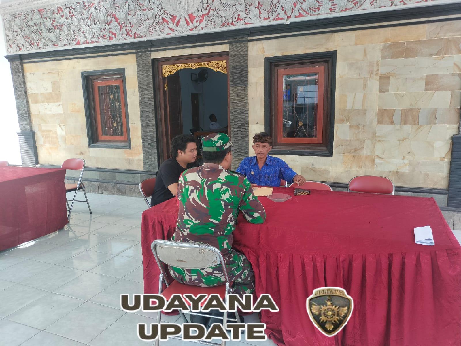 Babinsa Banyuasri Kawal Penebangan Pohon Mahuni Raksasa Demi Keselamatan Pengguna Jalan