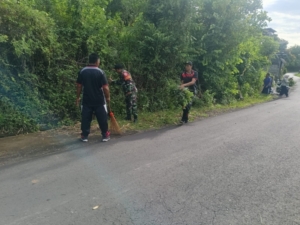 Babinsa Koramil 1609-05/Sukasada Ajak Warga Tegallinggah Gotong Royong Bersihkan Lingkungan