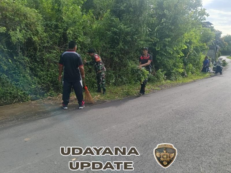 Babinsa Koramil 1609-05/Sukasada Ajak Warga Tegallinggah Gotong Royong Bersihkan Lingkungan