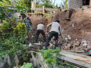 Babinsa Tunjung Pimpin Gotong Royong Bersihkan Material Longsor di Banjar Dinas Dauh Margi