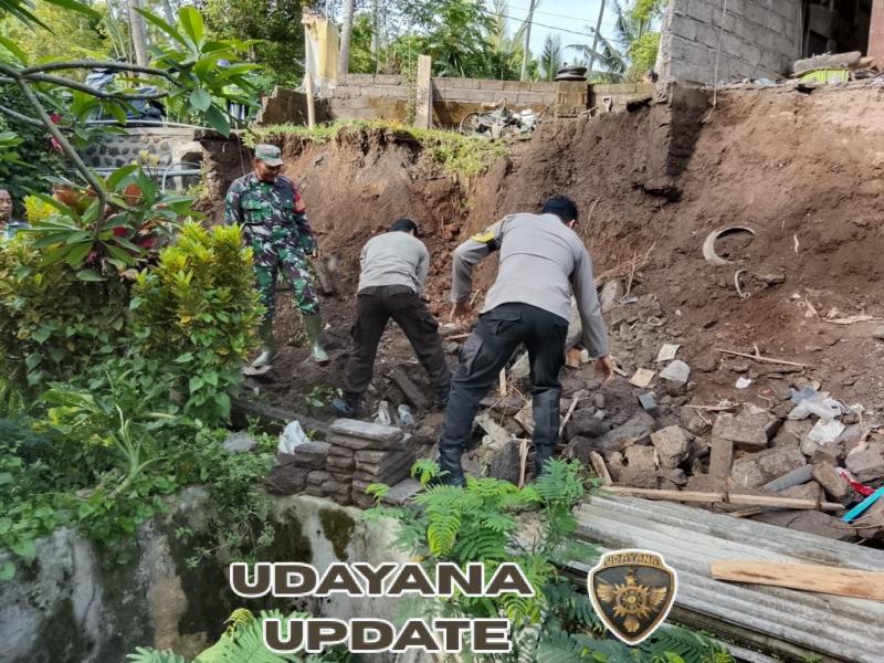 Babinsa Tunjung Pimpin Gotong Royong Bersihkan Material Longsor di Banjar Dinas Dauh Margi