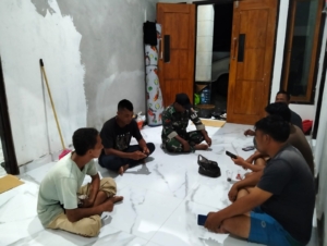 Babinsa Koramil 1628-05/Jereweh Gelar Patroli Malam, Koptu Agus Dermawan Ingatkan Warga Jaga Kamtibmas