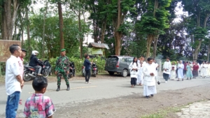 Babinsa Koramil 1625-03/Boawae Amankan Syukuran Misa Perdana Imam Baru di Nagekeo