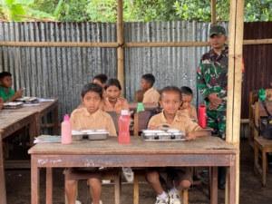 Babinsa Koramil 1625-03/Boawae Dampingi Operasional SPPG di Kecamatan Boawae