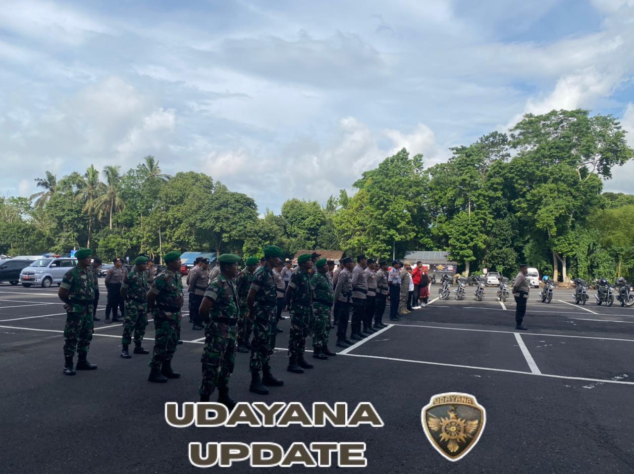 Personil Koramil 1623-02/Abang ikuti apel gelar pasukan PAM Piodalan di Pura Lempuyang Luhur.