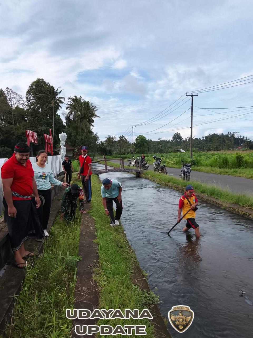 Babinsa Muncan Bersama Warga Gotong Royong Bersihkan Sungai.