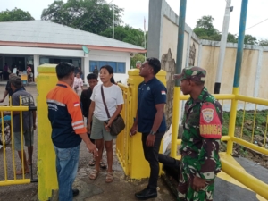 Babinsa Koramil 1627-02 Pastikan Keberangkatan KM Garda Maritim 3 Berjalan Aman di Pantai Baru