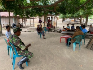 Babinsa Kodim 1602/Ende Laksanakan Komsos dan Pamwil di Desa Rangalaka