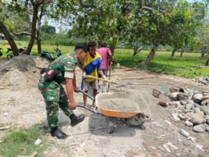 Babinsa Koramil 1602-04/Maurole Gelar Karya Bakti dan Bantu Warga Bangun Rumah di Ranakolo Selatan