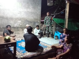 Babinsa Desa Kombo Ingatkan Warga Untuk Waspada Terhadap Kejahatan Malam