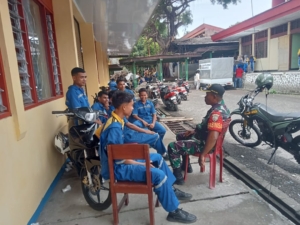 Babinsa Koramil 1602-01/Ende Laksanakan Komsos dan Pamwil Bersama Pelajar SMKN 2 Ende