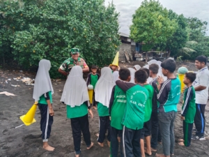 Babinsa Koramil 1602-01/Ende Gelar Komsos dan Pamwil di Pantai Kotaratu
