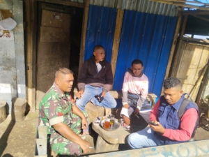 Babinsa Koramil 1602-03/Detusoko Lakukan Komsos dan Pemantauan Wilayah di Desa Wologai Timur