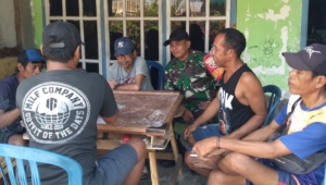 Babinsa Desa Desaloka Sertu Sayuti Perkuat Kedekatan dengan Warga Lewat Komsos di Desa Desaloka