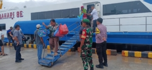 Babinsa Koramil 1627-01/Baa Pantau Kedatangan dan Keberangkatan Express Bahari 8E di Pelabuhan Ba’a